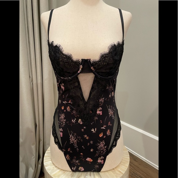 ❤️ EXQUISITE BRAND NEW NEVER WORN GORGEOUS & SEXY VS SATIN FLOWER PRINT TEDDY! 😍 - Picture 3 of 11